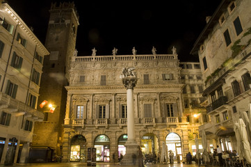 Fototapeta na wymiar Palazzo Maffei in Verona at night