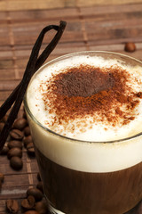 espresso mit milchschaum schokopulver vanilleschoten