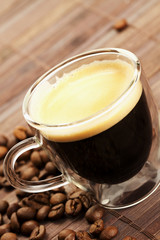 espresso in glastasse diagonal mit kaffeebohnen