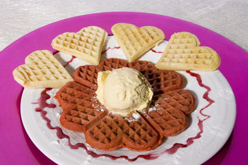 Herzwaffeln mit Eiskugel