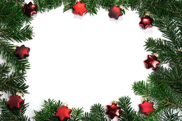 Rahmen aus Tannenzweigen mit roten Christbaumkugeln