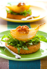 toast with  pears and walnuts