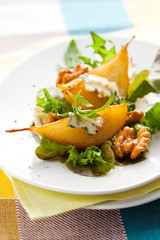 Salad with pears and blue cheese