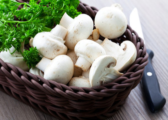 Champignons im Korb