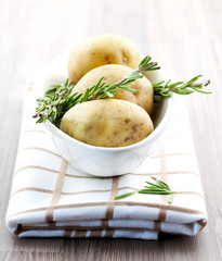frische Kartoffeln und Rosmarin