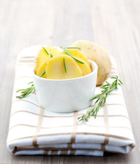 Kartoffelscheiben und Rosmarin