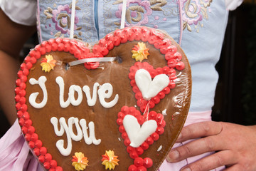Dirndl mit Lebkuchenherz