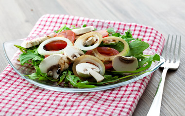 Salat mit Rucola und Pilzen