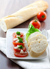 Fototapeta na wymiar Tomatensalat mit Zwiebeln