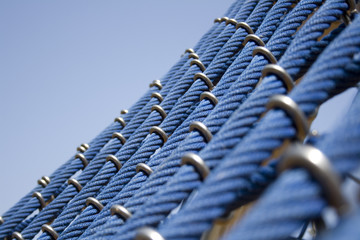 Cuerdas azules en un parque infantil