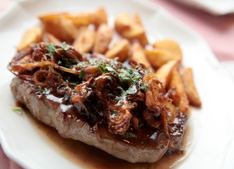 Steak mit Röstzwiebeln und Kartoffelecken