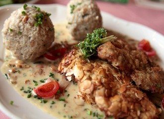 Kalbsschnitzel in Mandelkrustemit Rahmschwammerln, Semmelknödel
