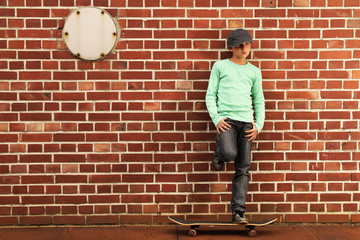 Fototapeta na wymiar Junge mit Skateboard
