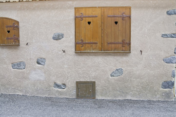 Fachada de casa en el pueblo de Le Praz