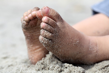 Füße und Sand
