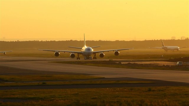 Flugzeug auf dem Rollfeld