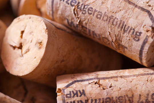 wein und korken, flaschenkorken