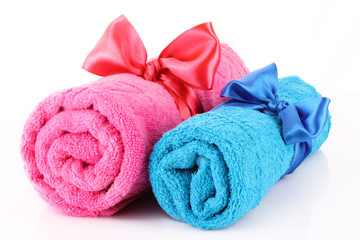 Obraz na płótnie Canvas Twisted niebieskie i różowe ręczniki z zespołów na białym