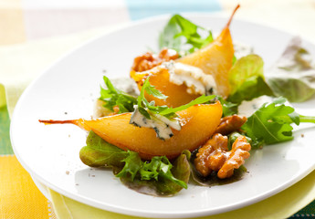 Salad with pears and blue cheese