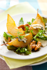 Salad with pears and blue cheese
