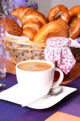 Frühstück mit Kaffee und Brötchen