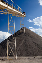 Stock de mat&eacute;riaux et tapis convoyeur de carri&egrave;re