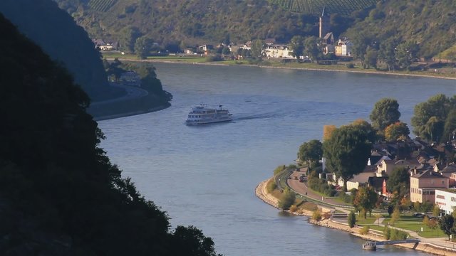 Blick auf Schiff auf dem Rhein