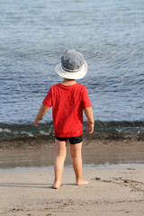 bimbo sulla spiaggia