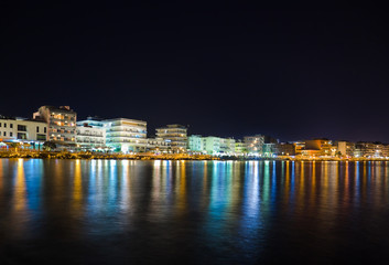 Fototapeta na wymiar City Loutraki in Greece at night