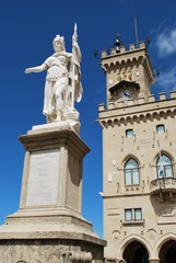 Fototapeta na wymiar Statua Wolności i publicznych pałac, Republika San Marino, Włochy