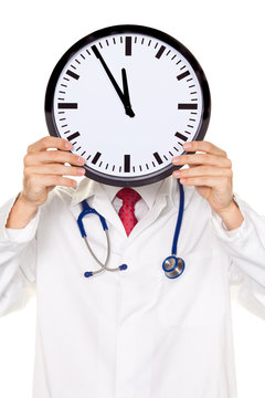 Arzt im Stress mit Uhr vor Kopf. Arbeitszeit im Kranklenhau