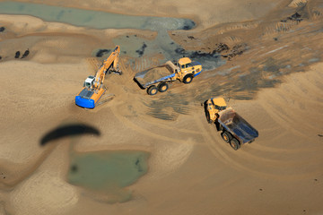 Camions  et pelleteuses sur les dune d'Arçais, Vendée (85)