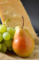 Pere, uva e parmigiano
