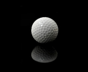 Golfball auf schwarzem Hintergrund