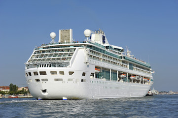 paquebot en rermorquage