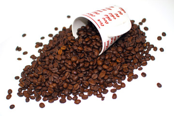 Kaffeebohnen mit Tasse auf weißem Hintergrund