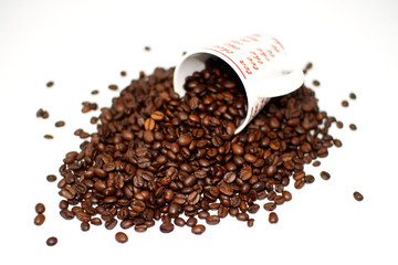 Kaffeetasse mit Kaffebohnen - freigestellt