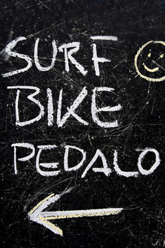 surf bike e pedal&ograve; scritto su una lavagna nera