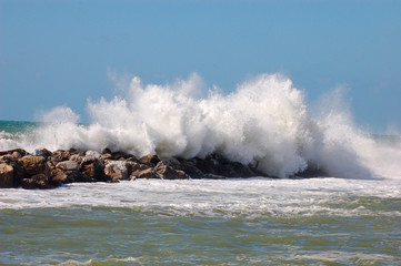 Onda sugli scogli