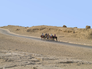 Paseando cerca de las pir&aacute;mides, Egipto