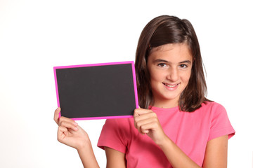 bambina mostra lavagna nera