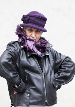 femme senior rockeuse exhub&eacute;rante
