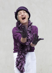 femme excentrique au chapeau et gants violet