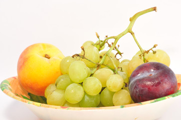 recipiente con uvas ,melocoton y ciruela
