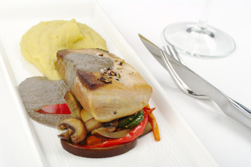 Tuna with mashed potato, gravy and vegetables