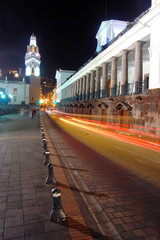 Fototapeta na wymiar Pałac Prezydencki, a na wieżę katedry, Quito Ekwador