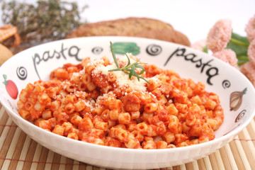 Nudeln mit Tomatensoße