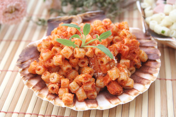 Nudeln mit Tomatensoße