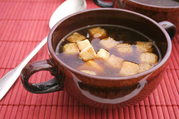 Brühe mit Croutons