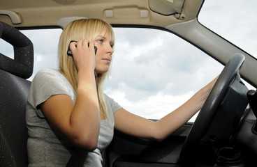 Fototapeta na wymiar Młoda kobieta, telefonowanie w samochodzie